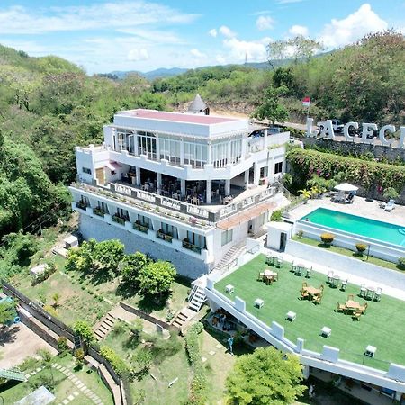 La Cecile Hotel & Cafe Komodo Labuan Bajo Exterior photo