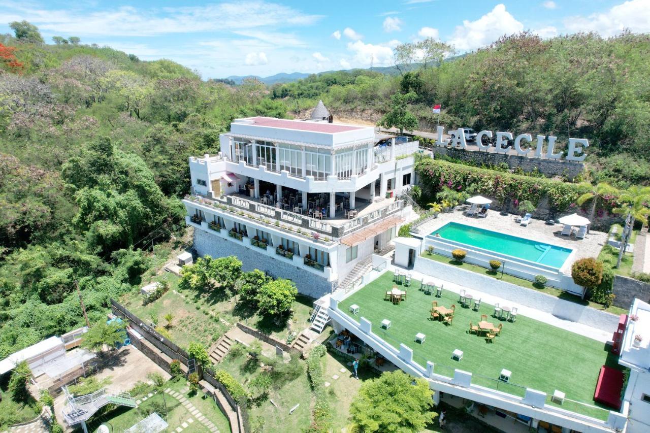 La Cecile Hotel & Cafe Komodo Labuan Bajo Exterior photo